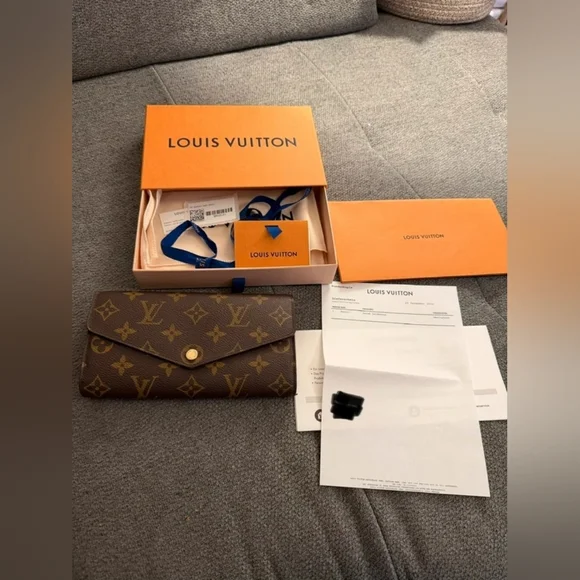 Louis Vuitton Sarah Wallet - Picture 1 of 10